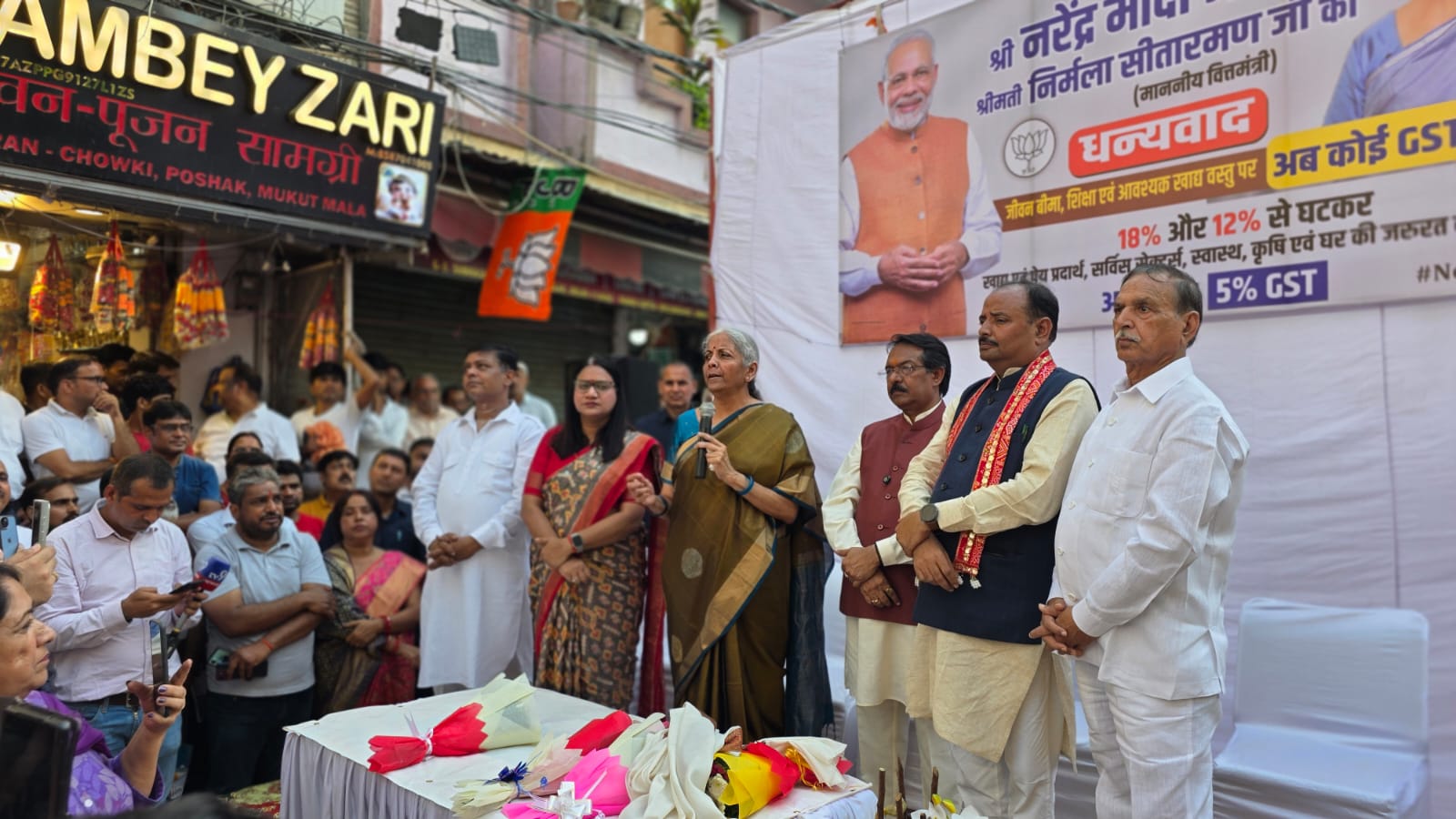 #NextGenGST: दिल्ली, आगरा के बाज़ारों में पहुंचे वरिष्ठ केंद्रीय मंत्री, व्यापारियों से की सीधी बात!