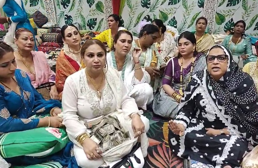 किन्नरों का दिल देखिए,  देशभर से जुटे और बाढ़ राहत के लिए जुटा लिए 25 लाख