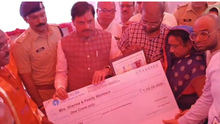 सीएम मोहन ने उज्जैन में 369 करोड़ रुपये के विकास कार्यों की दी सौगात, कार हादसे में शिकार पुलिसकर्मियों के परिजनों को सौंपे 1-1 करोड़ के चेक