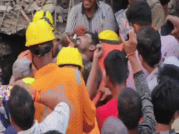 16 घंटे बाद मलबे से जिंदा निकला व्यक्ति, बादल फटने के बाद चमोली में रेस्क्यू ऑपरेशन जारी, देखें वीडियो 16 घंटे बाद मलबे से जिंदा निकला व्यक्ति, बादल फटने के बाद चमोली में रेस्क्यू ऑपरेशन जारी, देखें वीडियो