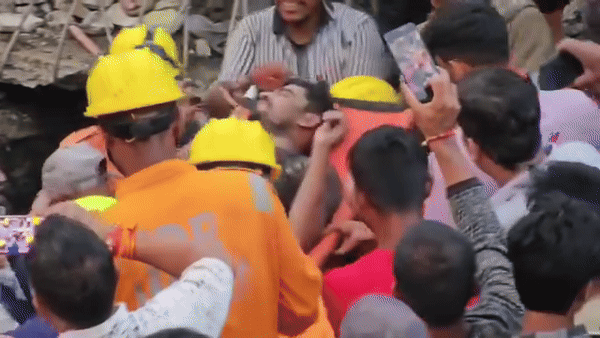16 घंटे बाद मलबे से जिंदा निकला व्यक्ति, बादल फटने के बाद चमोली में रेस्‍क्‍यू ऑपरेशन जारी, देखें वीडियो