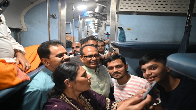 Rewanchal Express में दिखा 'मामा' का क्रेज; क्या हुआ जब ट्रेन यात्रियों के बीच पहुंचे शिवराज सिंह चौहान Rewanchal Express में दिखा 'मामा' का क्रेज; क्या हुआ जब ट्रेन यात्रियों के बीच पहुंचे शिवराज सिंह चौहान