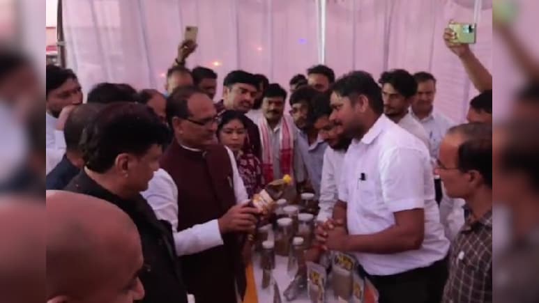 शिवराज सिंह पहुंचे किसान संवाद कार्यक्रम में, कहा - किसानों के लिए विकसित होगी स्पेशल फार्म हाउस शिवराज सिंह पहुंचे किसान संवाद कार्यक्रम में, कहा - किसानों के लिए विकसित होगी स्पेशल फार्म हाउस