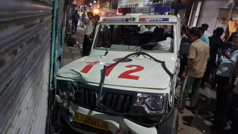 Rajasthan: आरोपी को पकड़ने तेज़ रफ्तार से जाती पुलिस की 112 गाड़ी घुसी दुकान में, स्कूटी और बाइक को मारी टक्कर