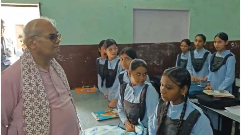 Madan Dilawar Surprise Visit: टीचर मोबाइल में बिजी, छात्रों को प्रार्थना नहीं आती, PM का नाम तक नहीं बता पाए स्टूडेंट्स, शिक्षा मंत्री हैरान Madan Dilawar Surprise Visit: टीचर मोबाइल में बिजी, छात्रों को प्रार्थना नहीं आती, PM का नाम तक नहीं बता पाए स्टूडेंट्स, शिक्षा मंत्री हैरान