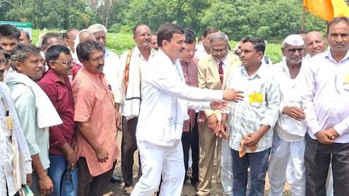Akola News : अकोल्यात कृषीमंत्र्यांसमोरच शेतकऱ्यांचा 'संताप', पांदण रस्त्यांवरून थेट विचारला जाब