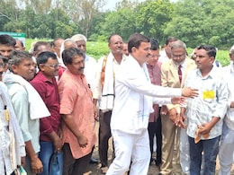 Akola News : अकोल्यात कृषीमंत्र्यांसमोरच शेतकऱ्यांचा 'संताप', पांदण रस्त्यांवरून थेट विचारला जाब Akola News : अकोल्यात कृषीमंत्र्यांसमोरच शेतकऱ्यांचा 'संताप', पांदण रस्त्यांवरून थेट विचारला जाब