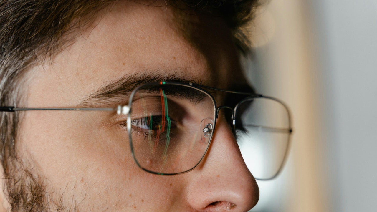 Get top myths and truths about eye glasses reduce eye strains