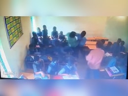 क्लासरूम बना 'अखाड़ा', भिड़ गए दो शिक्षक जमकर चले लात घूंसे ! वीडियो में देखें कौन 'जीता'? क्लासरूम बना 'अखाड़ा', भिड़ गए दो शिक्षक जमकर चले लात घूंसे ! वीडियो में देखें कौन 'जीता'?