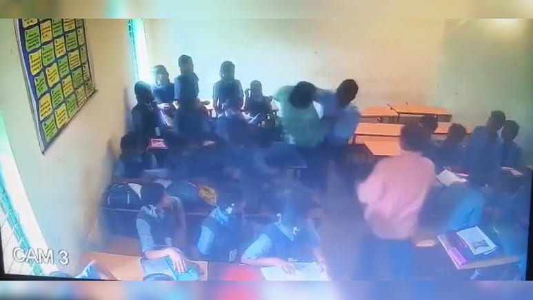 क्लासरूम बना 'अखाड़ा', भिड़ गए दो शिक्षक जमकर चले लात घूंसे ! वीडियो में देखें कौन 'जीता'? क्लासरूम बना 'अखाड़ा', भिड़ गए दो शिक्षक जमकर चले लात घूंसे ! वीडियो में देखें कौन 'जीता'?