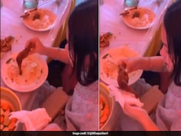 Woman Sneaks Chicken Leg Piece Into Her Purse At Ceremony, Internet Says "Proper Jugaad" Woman Sneaks Chicken Leg Piece Into Her Purse At Ceremony, Internet Says "Proper Jugaad"