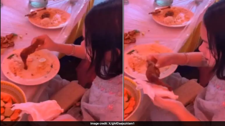Woman Sneaks Chicken Leg Piece Into Her Purse At Ceremony, Internet Says "Proper Jugaad" Woman Sneaks Chicken Leg Piece Into Her Purse At Ceremony, Internet Says "Proper Jugaad"