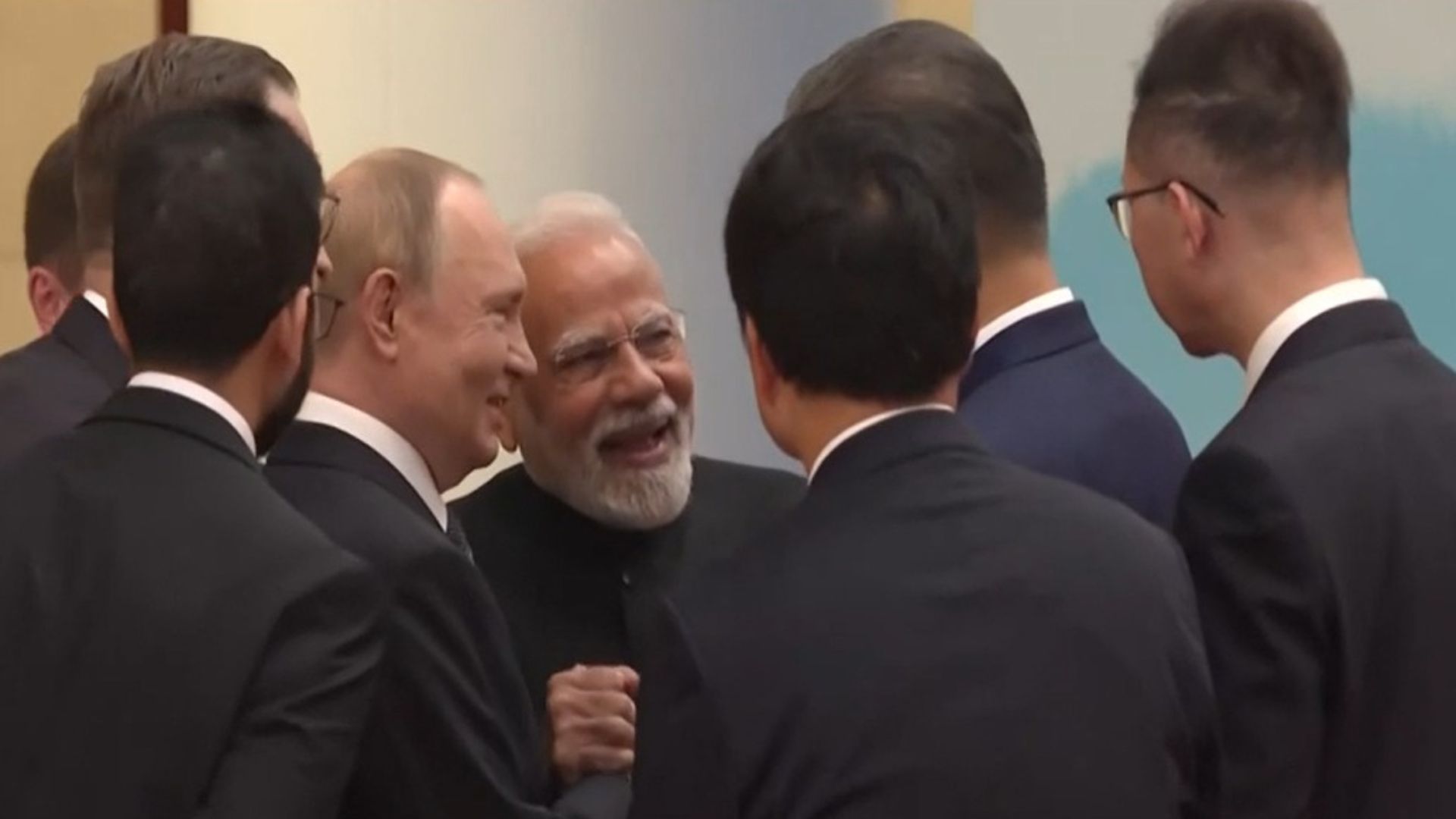 करीब, मुस्कुराते और हाथ मिलाते...  मोदी, पुतिन और जिनपिंग की केमिस्ट्री, SCO समिट से पहले बड़ा संदेश