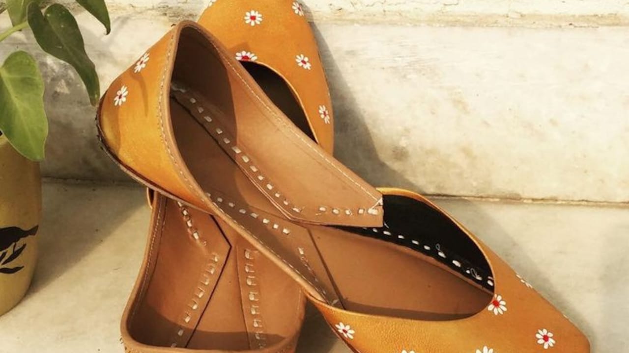 Gift yourself punjabi juttis for navratri to enhance the beauty of your outfit