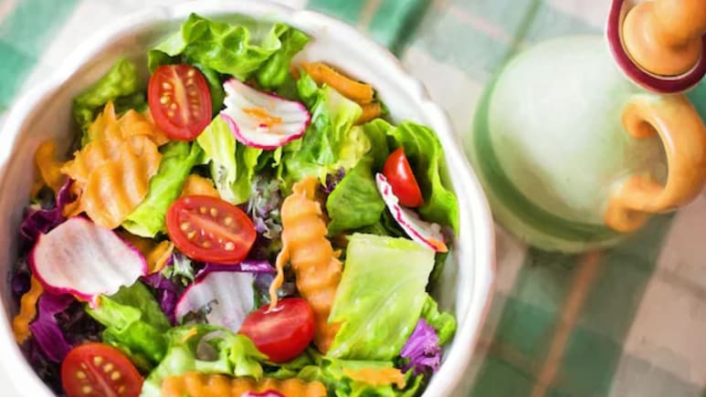 Salad Benefits : लंचपूर्वी सलाड खाण्याचे 5 मोठे फायदे! तुमच्यात होईल आश्चर्यकारक बदल Salad Benefits : लंचपूर्वी सलाड खाण्याचे 5 मोठे फायदे! तुमच्यात होईल आश्चर्यकारक बदल