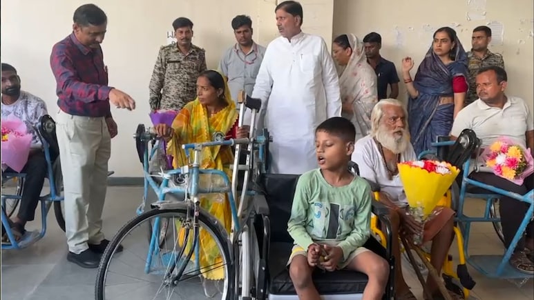 Bhind Collector vs BJP MLA: कलेक्टर-विधायक विवाद थमा नहीं, सेवा पखवाड़ा में भी दिखी दूरी Bhind Collector vs BJP MLA: कलेक्टर-विधायक विवाद थमा नहीं, सेवा पखवाड़ा में भी दिखी दूरी