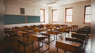 बिहार : शिक्षा के मंदिर में बारबालाओं के साथ दिखे शिक्षक,  स्कूल को बना दिया अय्याशी का अड्डा