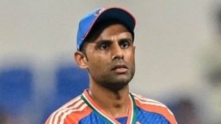 WHAT A THROW! सूर्यकुमार यादव ने एक हाथ से उठाई गेंद और बिजली की रफ्तार से बिखेर दी स्टंप की गिल्ली, VIDEO