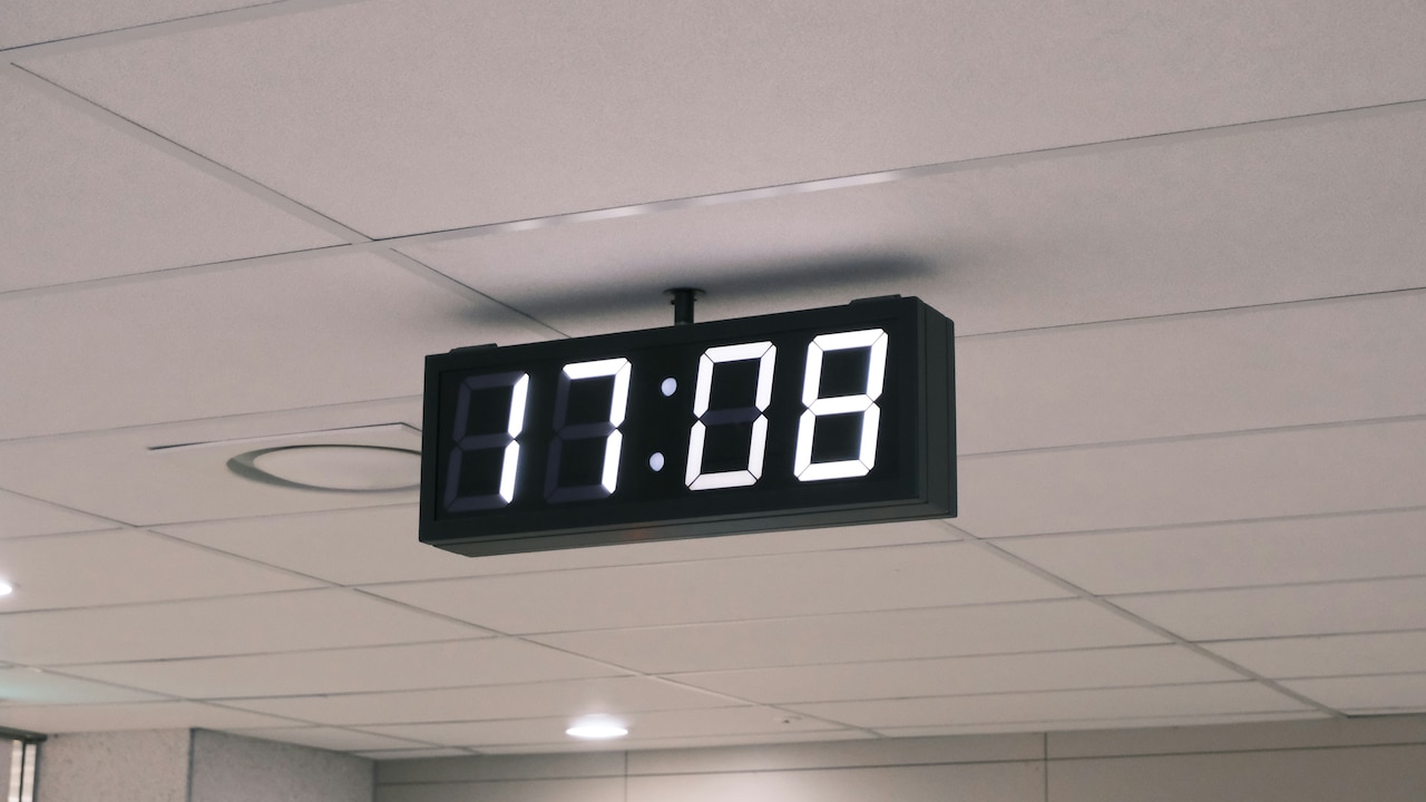 Get to know which one is better for your home wall decor: Digital or Analogue Clocks