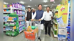 GST 2.0 लागू होने से लोगों की बचत जानने अचानक मार्ट पहुंचे CM साय, खरीदारों से बातचीत के साथ खुद भी की शॉपिंग