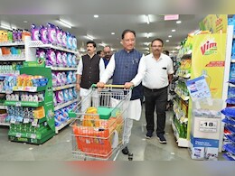 GST 2.0 लागू होने से लोगों की बचत जानने अचानक मार्ट पहुंचे CM साय, खरीदारों से बातचीत के साथ खुद भी की शॉपिंग