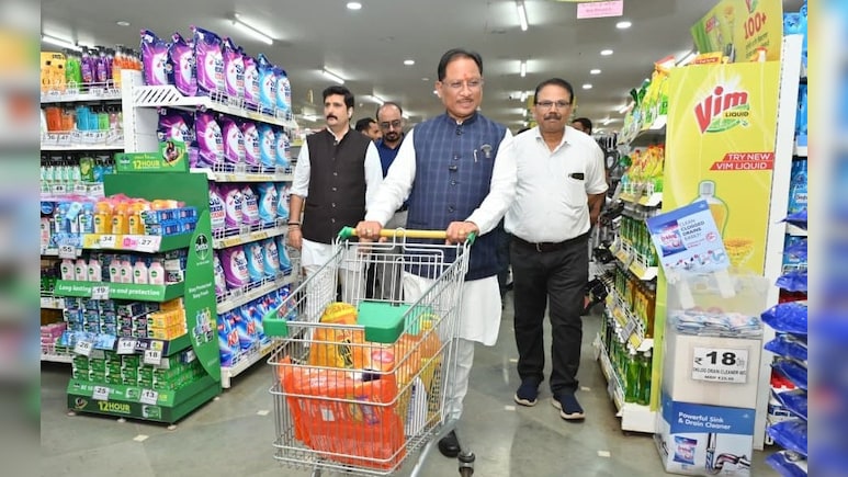 GST 2.0 लागू होने से लोगों की बचत जानने अचानक मार्ट पहुंचे CM साय, खरीदारों से बातचीत के साथ खुद भी की शॉपिंग