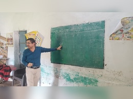 बीमारी ने छीनी आंखों की रोशनी, अब बच्चों के जीवन में उजियारा फैला रहे सीहोर के ये शिक्षक बीमारी ने छीनी आंखों की रोशनी, अब बच्चों के जीवन में उजियारा फैला रहे सीहोर के ये शिक्षक