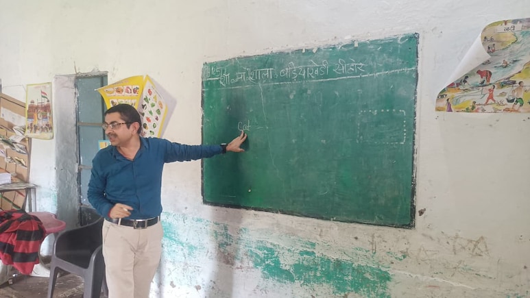 बीमारी ने छीनी आंखों की रोशनी, अब बच्चों के जीवन में उजियारा फैला रहे सीहोर के ये शिक्षक बीमारी ने छीनी आंखों की रोशनी, अब बच्चों के जीवन में उजियारा फैला रहे सीहोर के ये शिक्षक