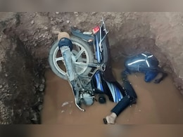 Madhya Pradesh: खुले गड्ढे में गिरने से कोर्ट लिपिक की मौत, ठेकेदार की लापरवाही पर लोगों में आक्रोश Madhya Pradesh: खुले गड्ढे में गिरने से कोर्ट लिपिक की मौत, ठेकेदार की लापरवाही पर लोगों में आक्रोश