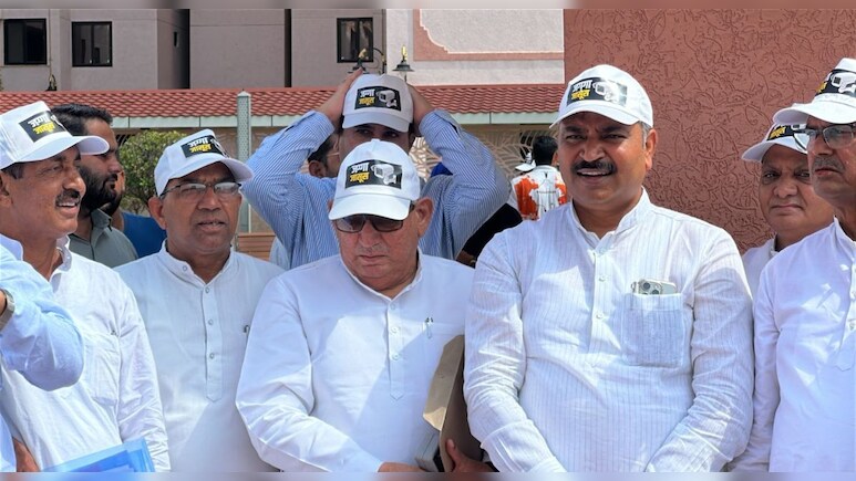 "सदन में हैं जग्‍गा जासूस", कांग्रेस व‍िधायकों ने कैप लगाकर व‍िधानसभा के बाहर क‍िया प्रदर्शन