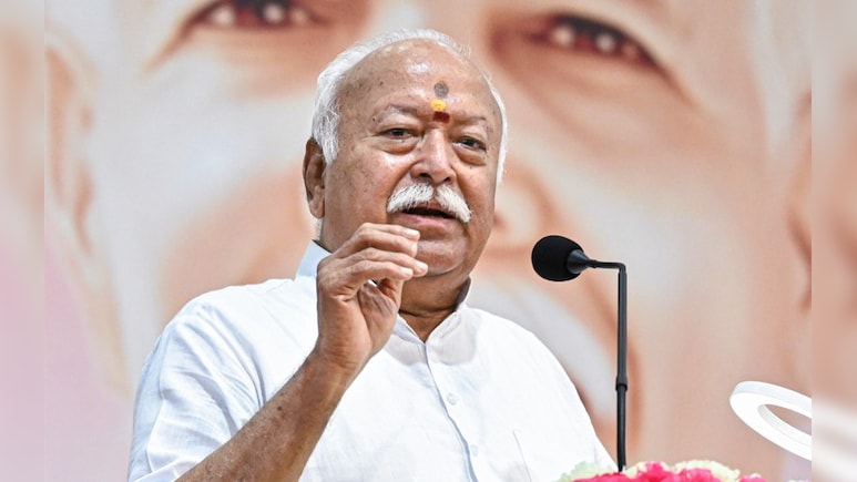 मोहन भागवत ने नागपुर में आरएसएस के 'पथ संचलन' का लिया जायजा मोहन भागवत ने नागपुर में आरएसएस के 'पथ संचलन' का लिया जायजा
