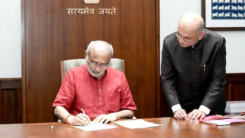 उपराष्ट्रपति के शपथ ग्रहण समारोह से राहुल गांधी की दूरी! अब BJP-कांग्रेस आमने-सामने