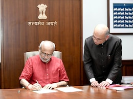 उपराष्ट्रपति के शपथ ग्रहण समारोह से राहुल गांधी की दूरी! अब BJP-कांग्रेस आमने-सामने उपराष्ट्रपति के शपथ ग्रहण समारोह से राहुल गांधी की दूरी! अब BJP-कांग्रेस आमने-सामने