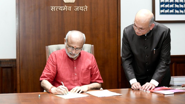 उपराष्ट्रपति के शपथ ग्रहण समारोह से राहुल गांधी की दूरी! अब BJP-कांग्रेस आमने-सामने उपराष्ट्रपति के शपथ ग्रहण समारोह से राहुल गांधी की दूरी! अब BJP-कांग्रेस आमने-सामने