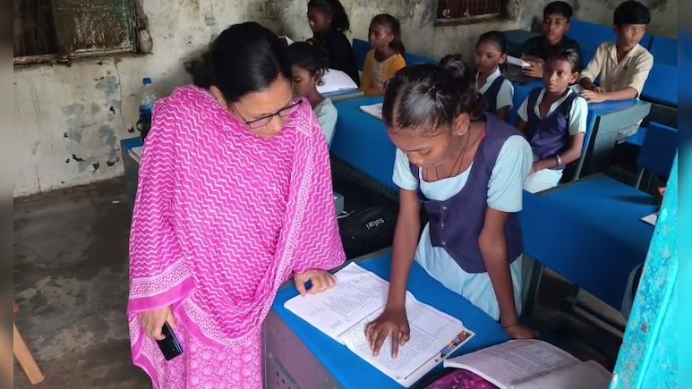मैहर की कलेक्टर बन गईं टीचर: स्कूल में छात्रों को पढ़ाया, शिक्षकों की भी लगाई क्लास
