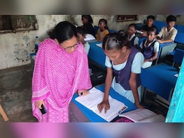 मैहर की कलेक्टर बन गईं टीचर: स्कूल में छात्रों को पढ़ाया, शिक्षकों की भी लगाई क्लास मैहर की कलेक्टर बन गईं टीचर: स्कूल में छात्रों को पढ़ाया, शिक्षकों की भी लगाई क्लास
