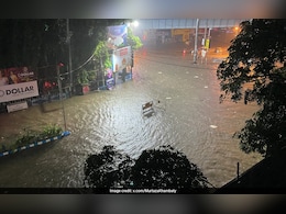 10 Dead As Rain Paralyses Kolkata Before Durga Puja, 100 Flights Affected 10 Dead As Rain Paralyses Kolkata Before Durga Puja, 100 Flights Affected