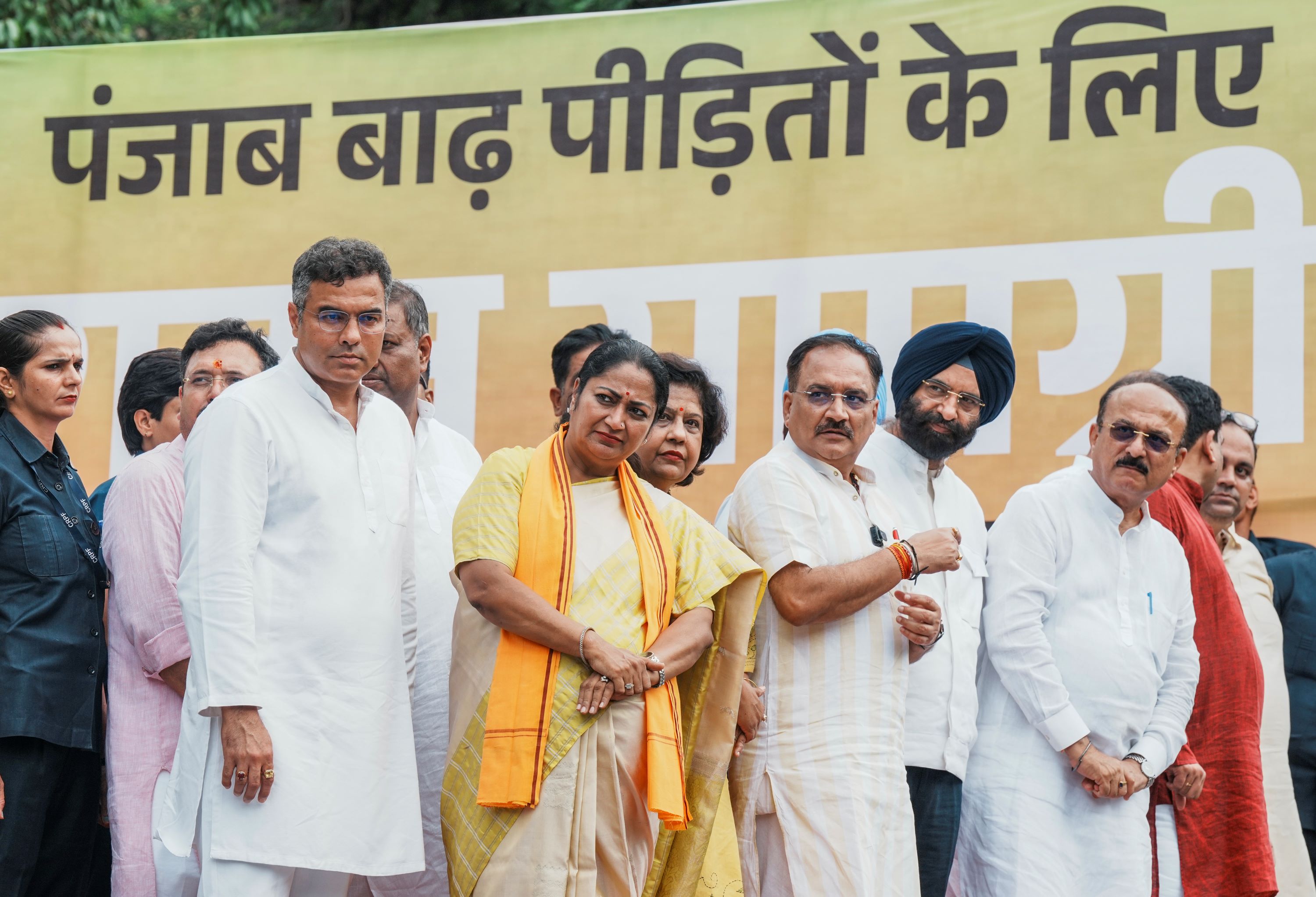 दिल्ली सीएम रेखा गुप्ता ने पंजाब बाढ़ पीड़ितों के लिए राहत सामग्री से भरे ट्रकों को किया रवाना