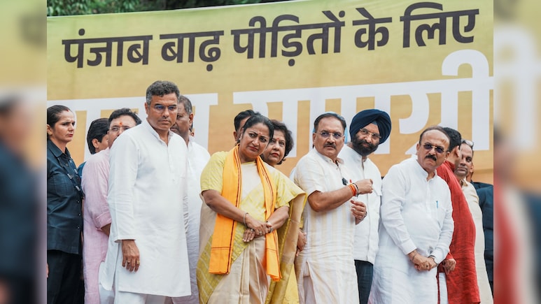 दिल्ली सीएम रेखा गुप्ता ने पंजाब बाढ़ पीड़ितों के लिए राहत सामग्री से भरे ट्रकों को किया रवाना