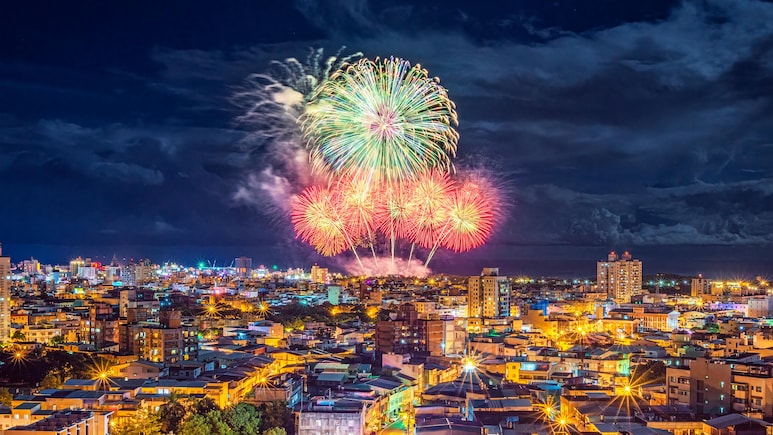 Top 8 Indian Cities To Celebrate Diwali, Durga Puja, And More This Festive Season