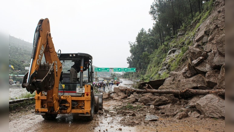 Photos: दो दिन की भारी बारिश से कुल्लू-मनाली में फिर मची तबाही, भूस्खलन में एक महिला की मौत Photos: दो दिन की भारी बारिश से कुल्लू-मनाली में फिर मची तबाही, भूस्खलन में एक महिला की मौत