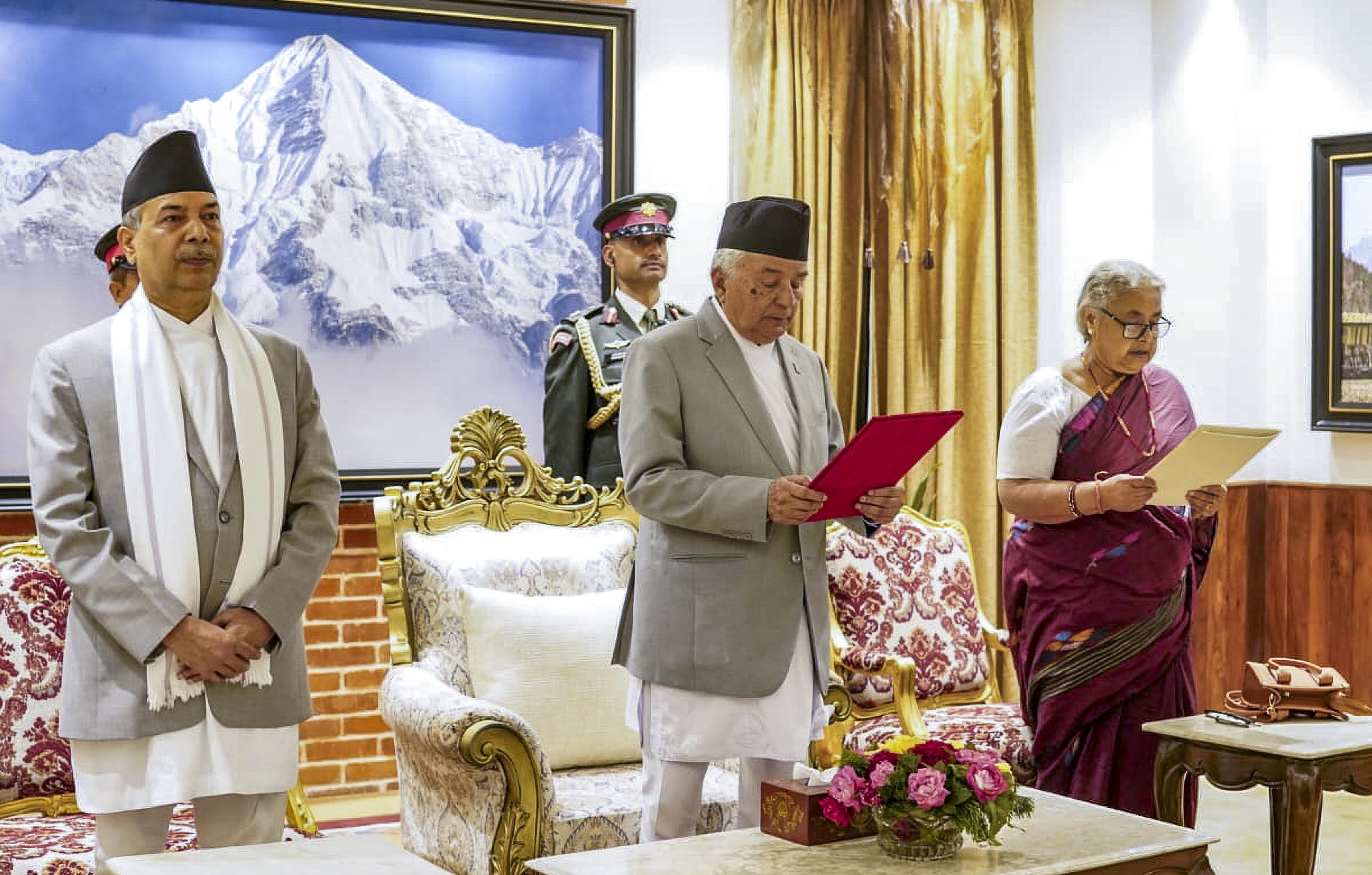 नेपाल की अंतरिम प्रधानमंत्री पद की शपथ लेती सुशीला कार्की. नेपाल की अंतरिम प्रधानमंत्री पद की शपथ लेती सुशीला कार्की.