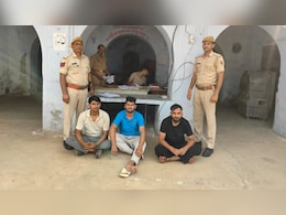 Rajasthan: बाइक सवार युवकों से मारपीट की और लूट ली 2 सोने की चेन, पुलिस ने 3 बदमाशों को किया गिरफ्तार Rajasthan: बाइक सवार युवकों से मारपीट की और लूट ली 2 सोने की चेन, पुलिस ने 3 बदमाशों को किया गिरफ्तार