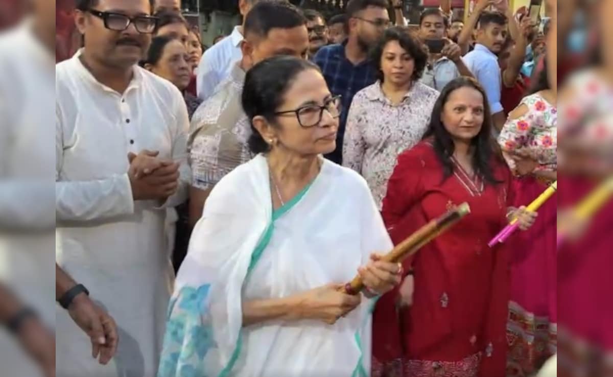 BJP Versus Trinamool After Mamata Banerjee's Dandiya At Kolkata Puja Pandal