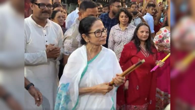 BJP Versus Trinamool After Mamata Banerjee's <i>Dandiya</i> At Kolkata Puja Pandal BJP Versus Trinamool After Mamata Banerjee's <i>Dandiya</i> At Kolkata Puja Pandal