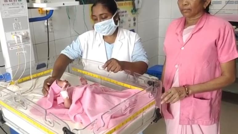 मां की क्या मजबूरी रही... पैदा होते ही नवजात को नाले में फेंका, रोने की आवाज से लोगों की पड़ी नजर मां की क्या मजबूरी रही... पैदा होते ही नवजात को नाले में फेंका, रोने की आवाज से लोगों की पड़ी नजर