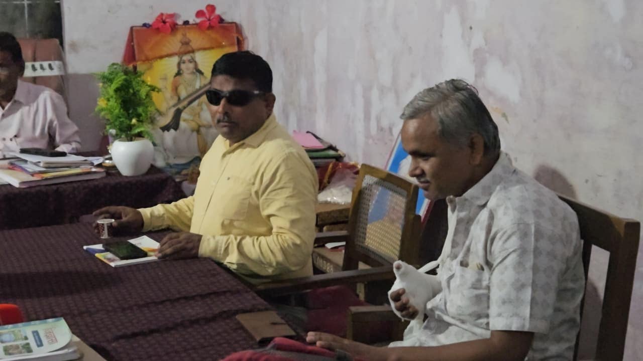ये शिक्षक खुद देख नहीं सकते पर छात्रों के जीवन में शिक्षा की रौशनी फैला रहे हैं. ये शिक्षक खुद देख नहीं सकते पर छात्रों के जीवन में शिक्षा की रौशनी फैला रहे हैं.