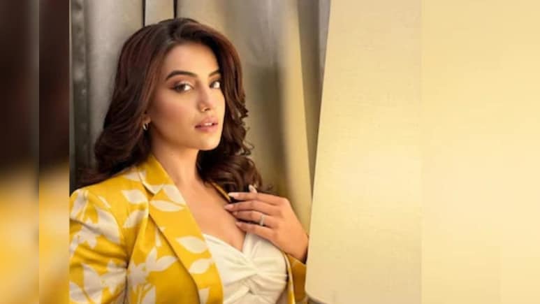 भोजपुरी एक्ट्रेस अक्षरा सिंह ने 'बदन पर सितारे लपेटे हुए' गाने पर दिखाया खास अंदाज भोजपुरी एक्ट्रेस अक्षरा सिंह ने 'बदन पर सितारे लपेटे हुए' गाने पर दिखाया खास अंदाज