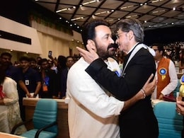 Shah Rukh Khan And Mohanlal Hug At National Awards Ceremony. "Two Legends In One Frame," Says Internet Shah Rukh Khan And Mohanlal Hug At National Awards Ceremony. "Two Legends In One Frame," Says Internet