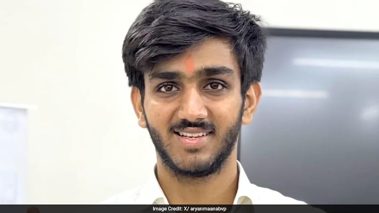 नेशनल फुटबॉल खिलाड़ी से छात्र नेता और फिर DUSU अध्यक्ष बनने तक, जानिए आर्यन मान की पूरी कहानी